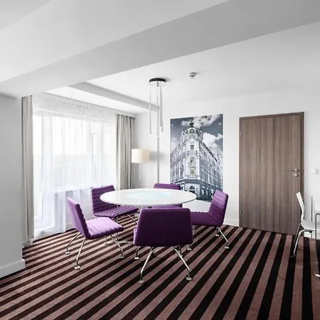 Hola 4*